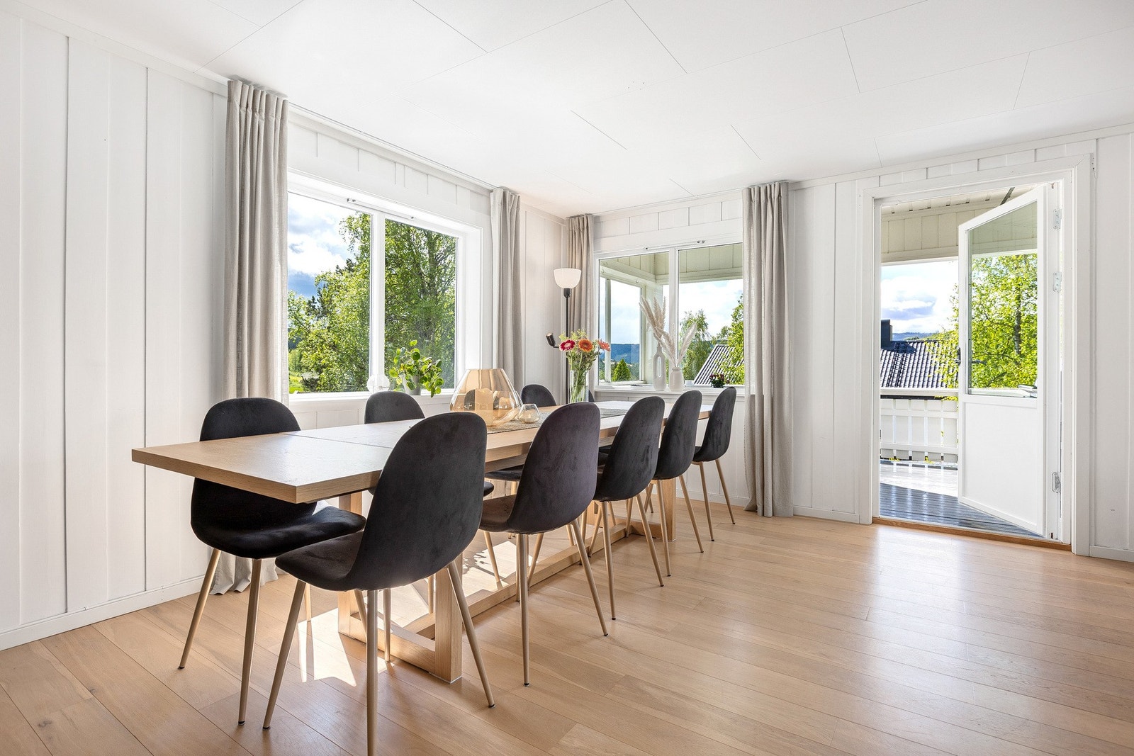 Romslig oppholdsrom med flere møbleringsmuligheter og utgang til terrassen. Galleribilde