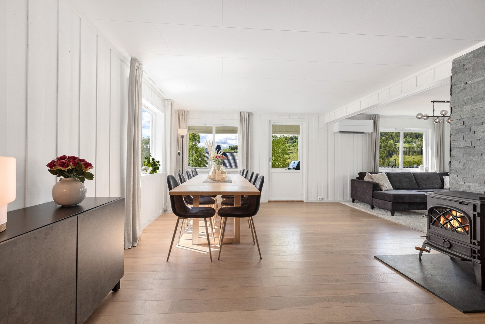 Stua har pent panelplater og et flott 1-stavs parkettgulv som gir rommet et lunt uttrykk Galleribilde