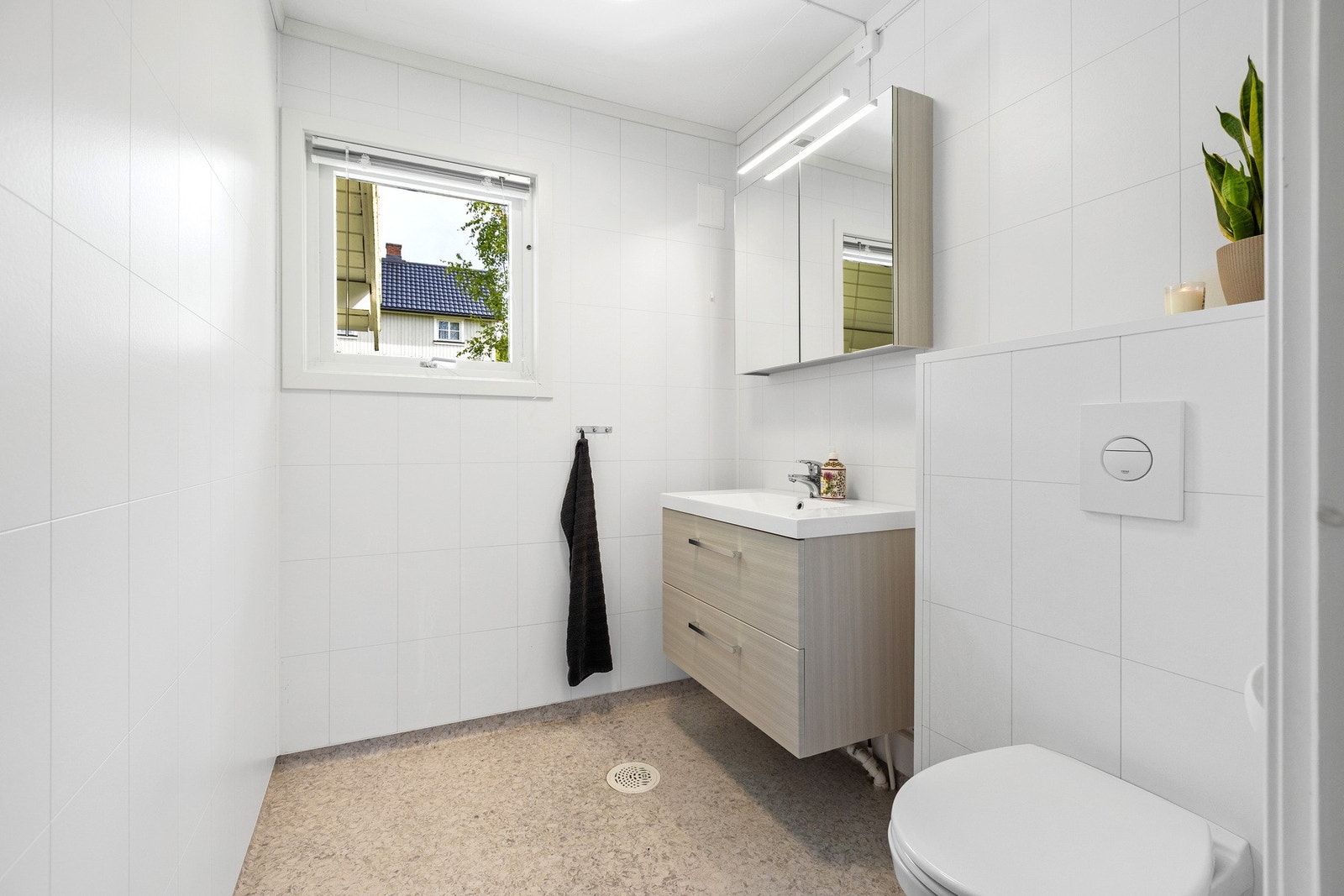Toalettrom i 1. etasje med varmekabler i gulv. Galleribilde