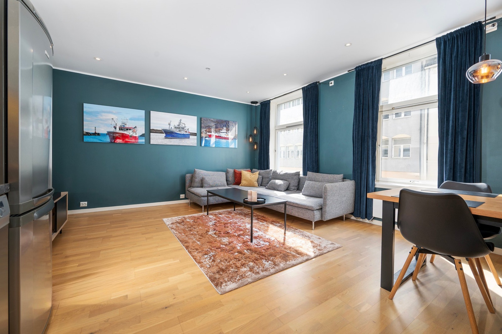 Store vindusflater som slipper inn godt med naturlig lys. Galleribilde