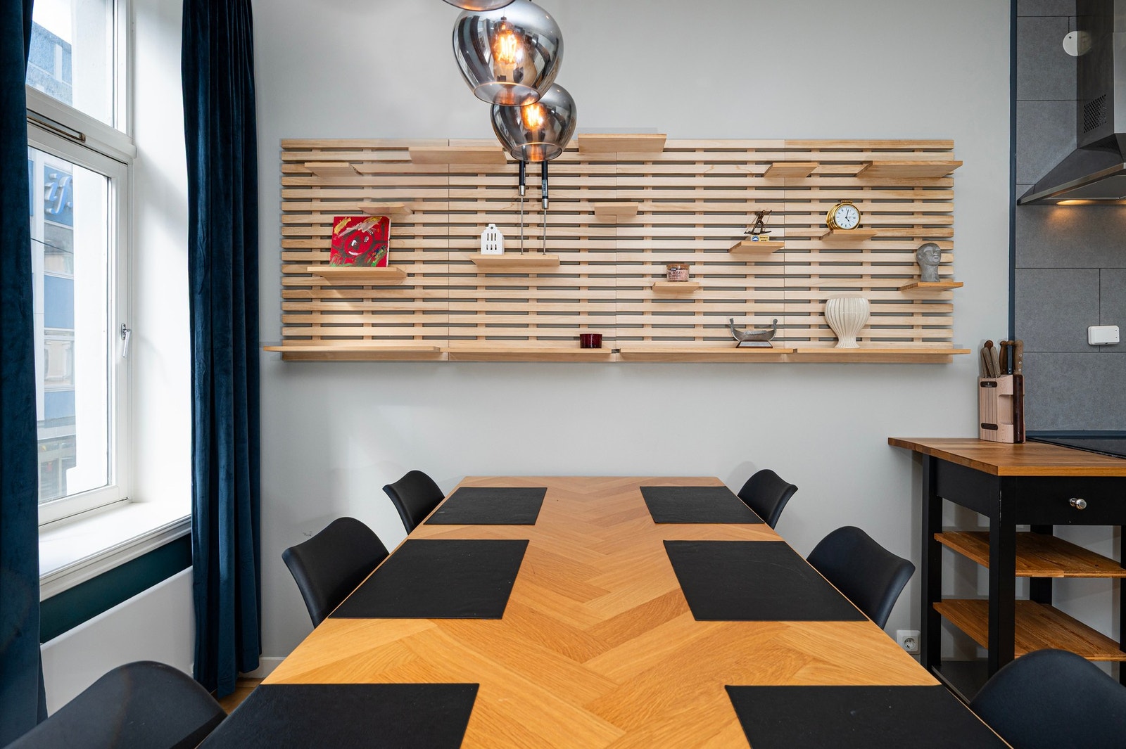 God plass til spisegruppe på kjøkken. Galleribilde