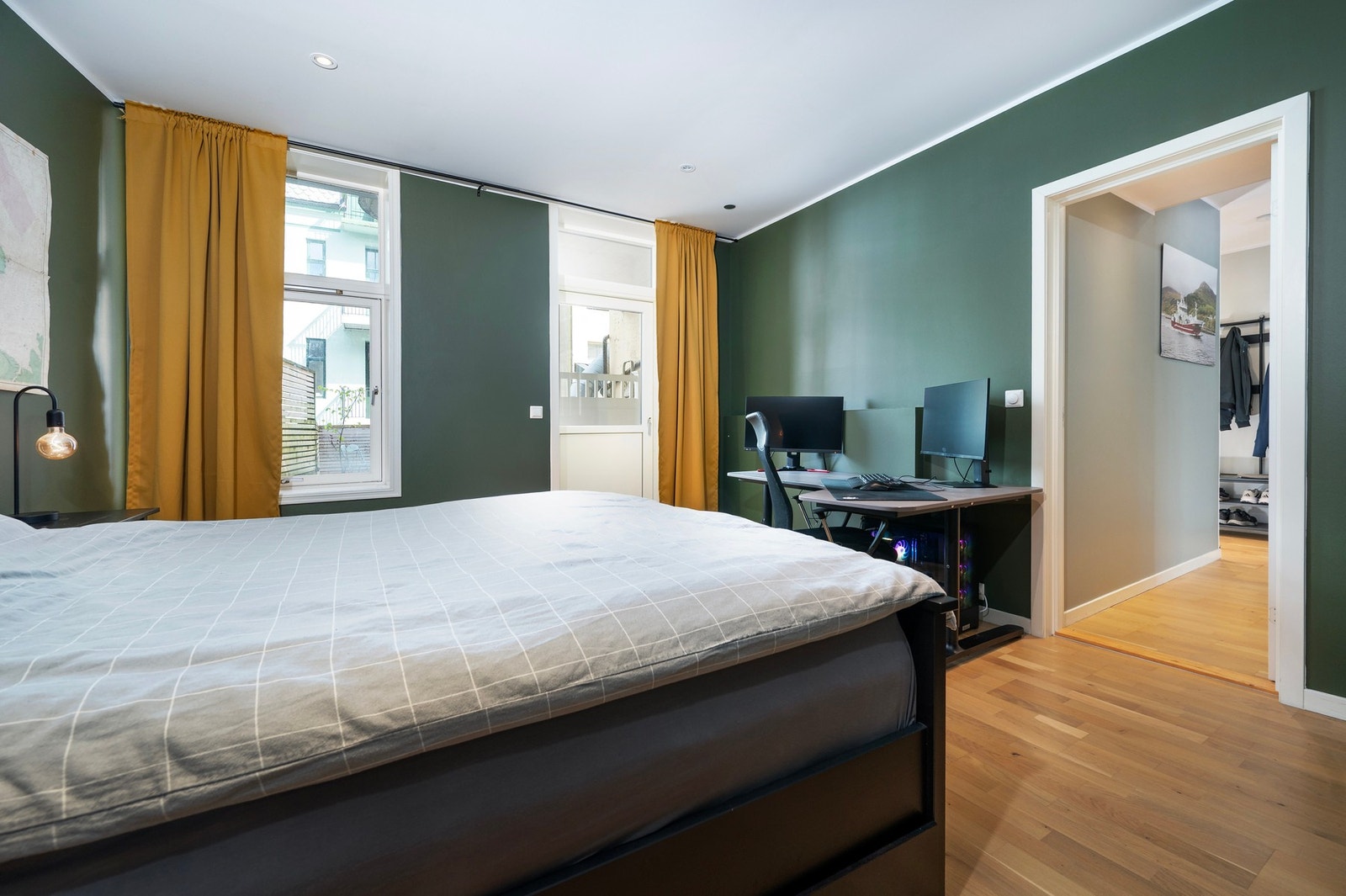 Det er parkett i leiligheten. Galleribilde