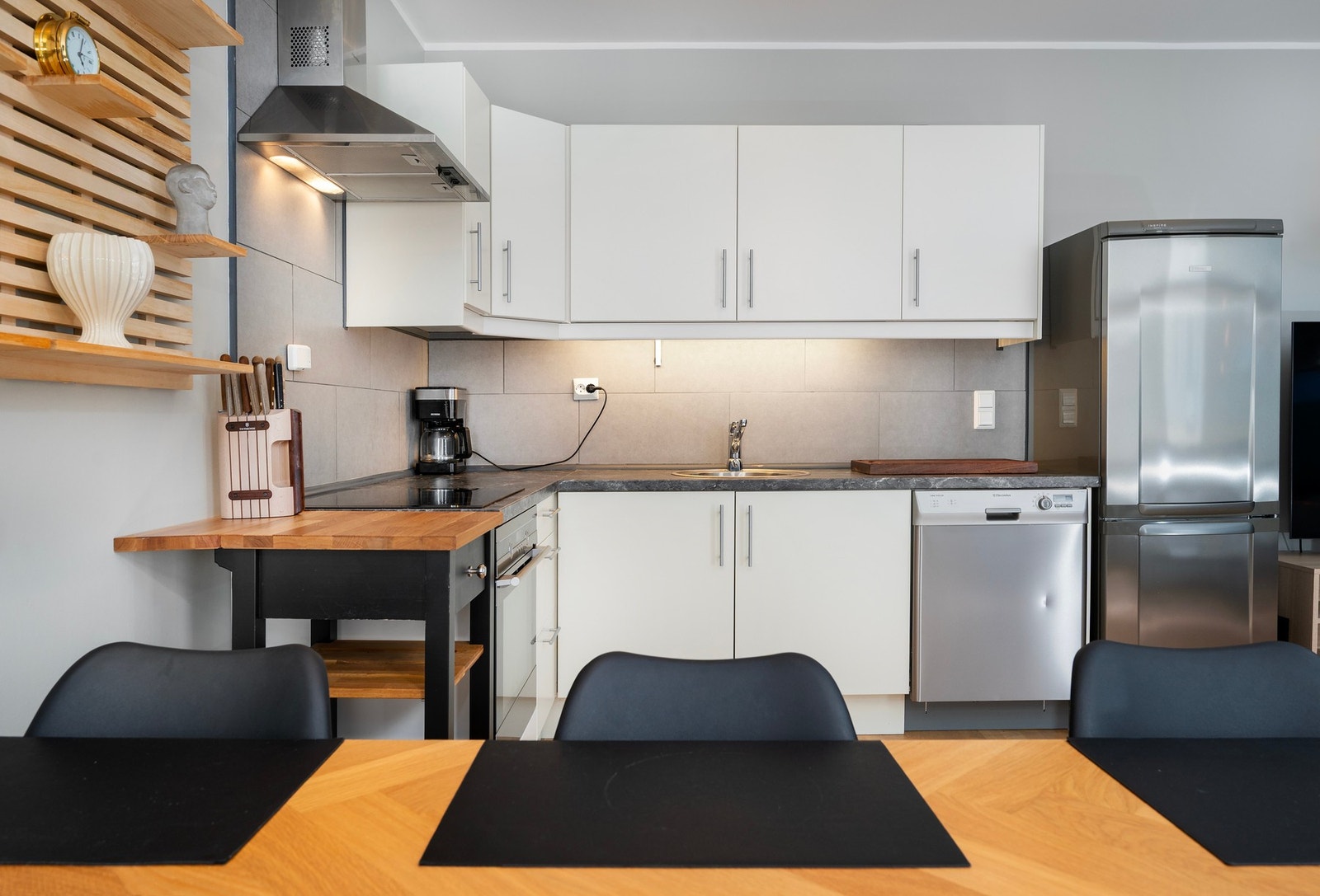 Frittstående kjøl/frys, oppvaskmaskin og integrert induksjonstopp, stekeovn. Galleribilde