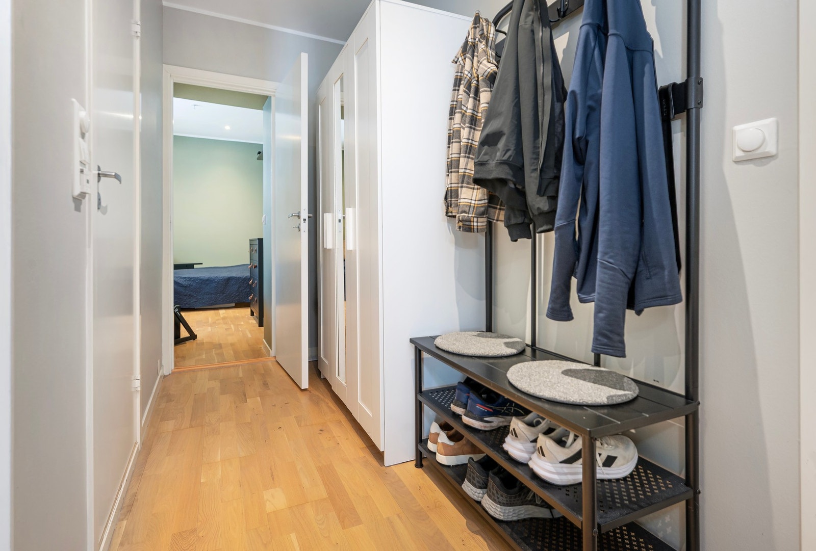 Inngangsparti med oppbevaringsplass i garderobeskap. Galleribilde