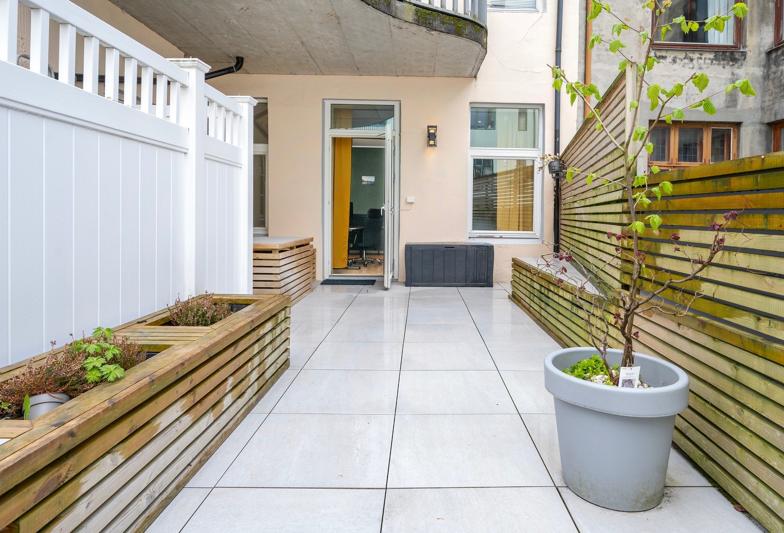 Det er terrasse med utgang fra soverom. Galleribilde