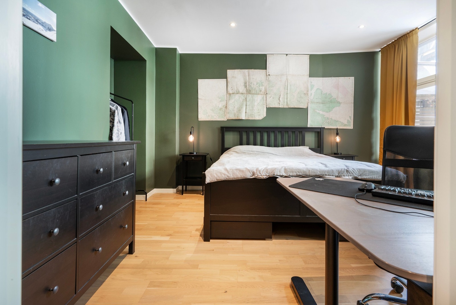 Hovedsoverom med god plass til dobbeltseng og tilhørende møblement. Galleribilde