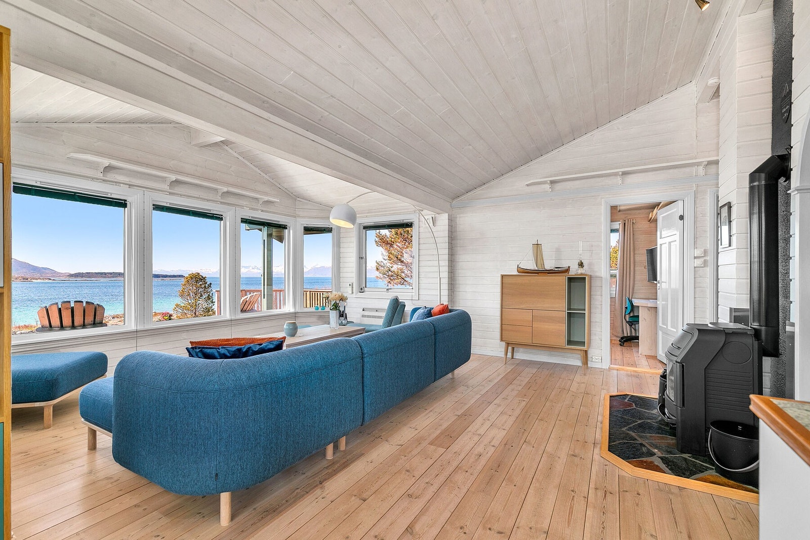 Lys stue med praktfull utsikt Galleribilde