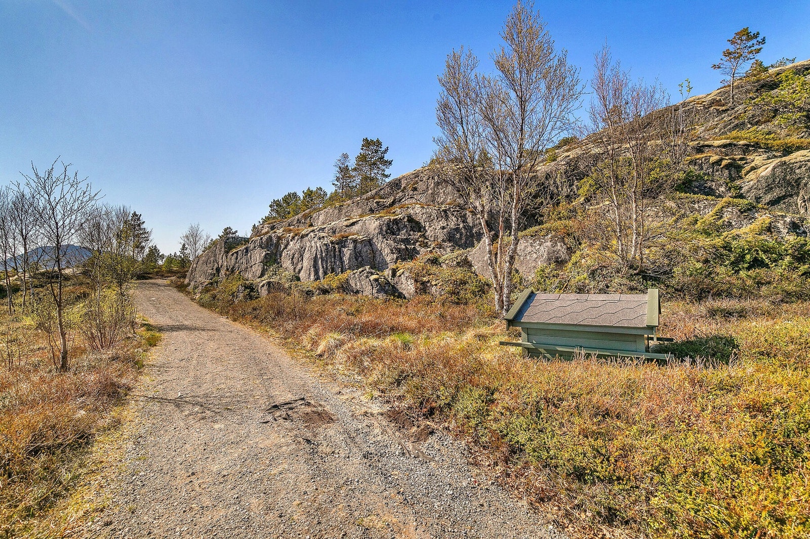 Gruset adkomst ca. 150 meter fra parkeringsplass. Brønnhus til høyre Galleribilde