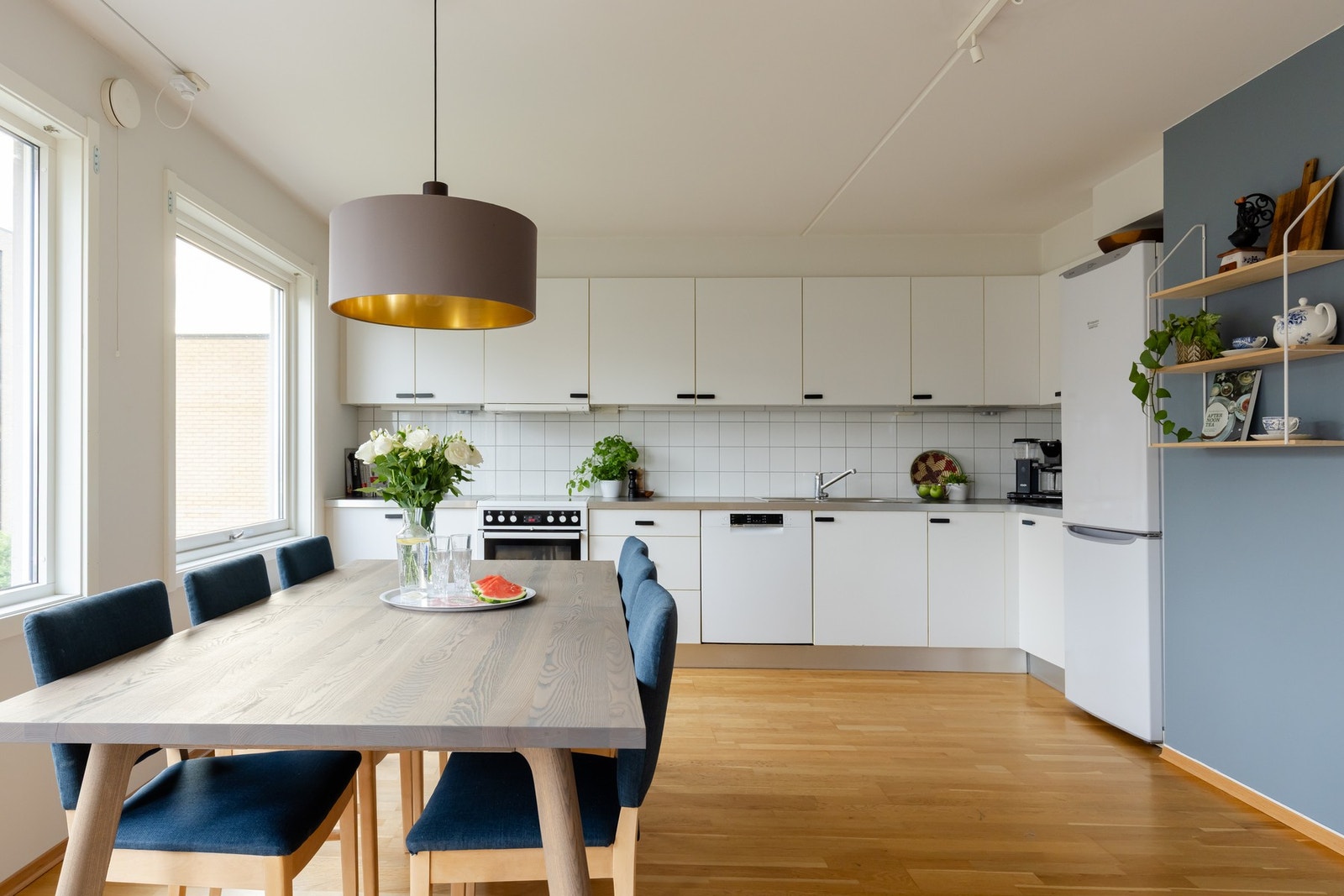 Boligen har et lyst kjøkkenhjørne fra Svea som er godt utnyttet med mye skap- og benkeplass. Galleribilde