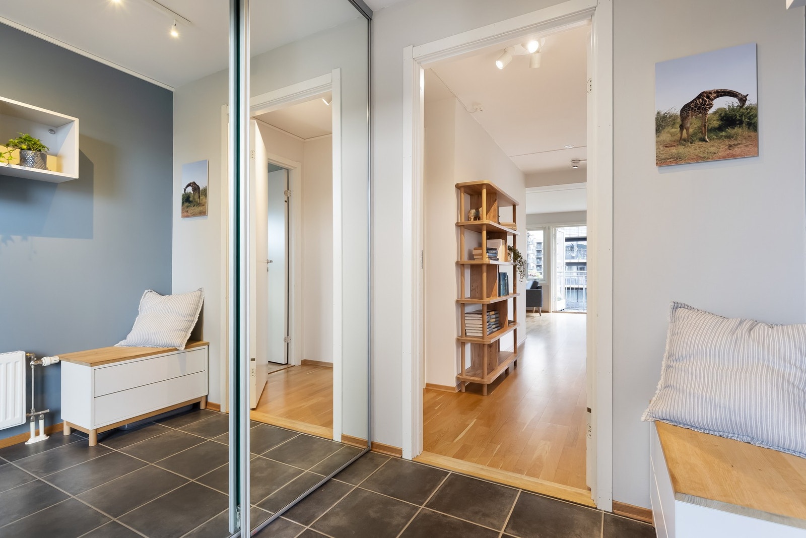 Velkommen inn til det som kan bli ditt nye hjem! Boligen har en lys og innbydende entré hvor du har god plass til oppbevaring. Galleribilde