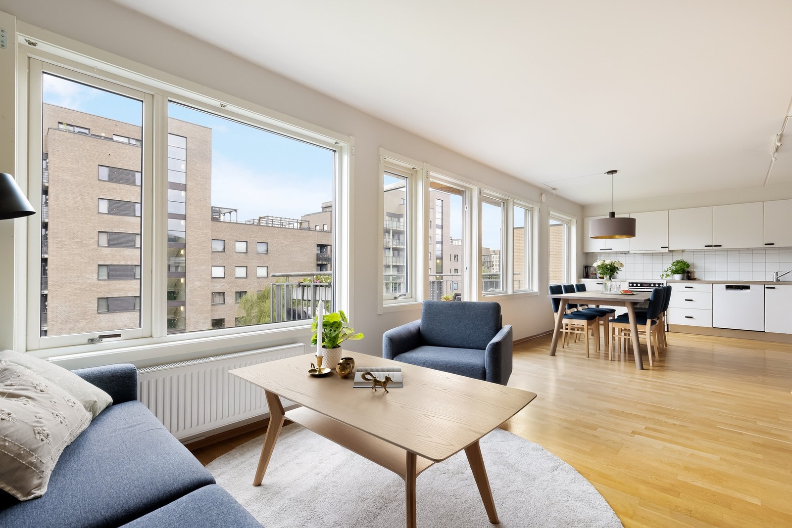 Kristine Hauan Berg ved EIE Løren & Økern ønsker velkommen til Spireaveien 10B! Galleribilde