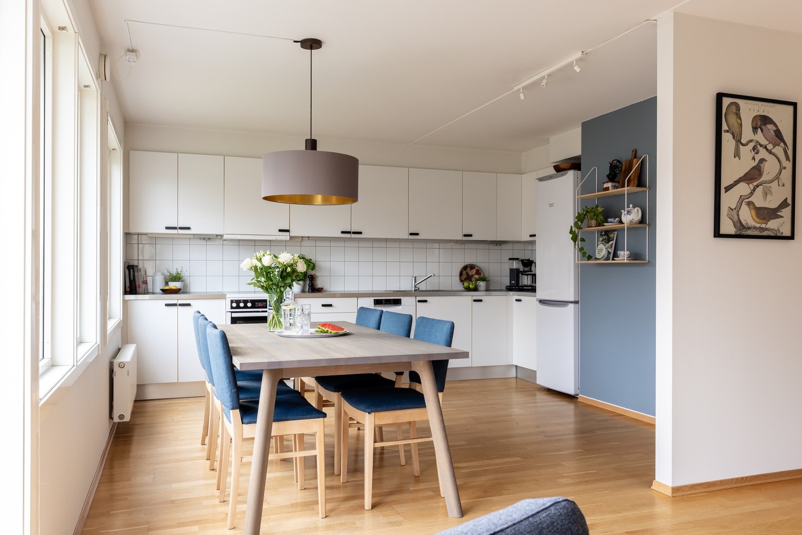 Naturlig sone for plassering av spisebord mellom stue- og kjøkken. Galleribilde