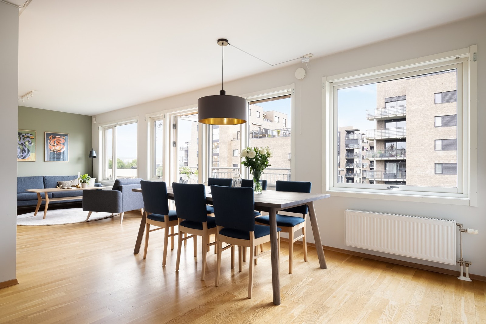 Her får du godt med naturlig lys fra generøse vindusflater som gir en luftig romfølelse. Galleribilde