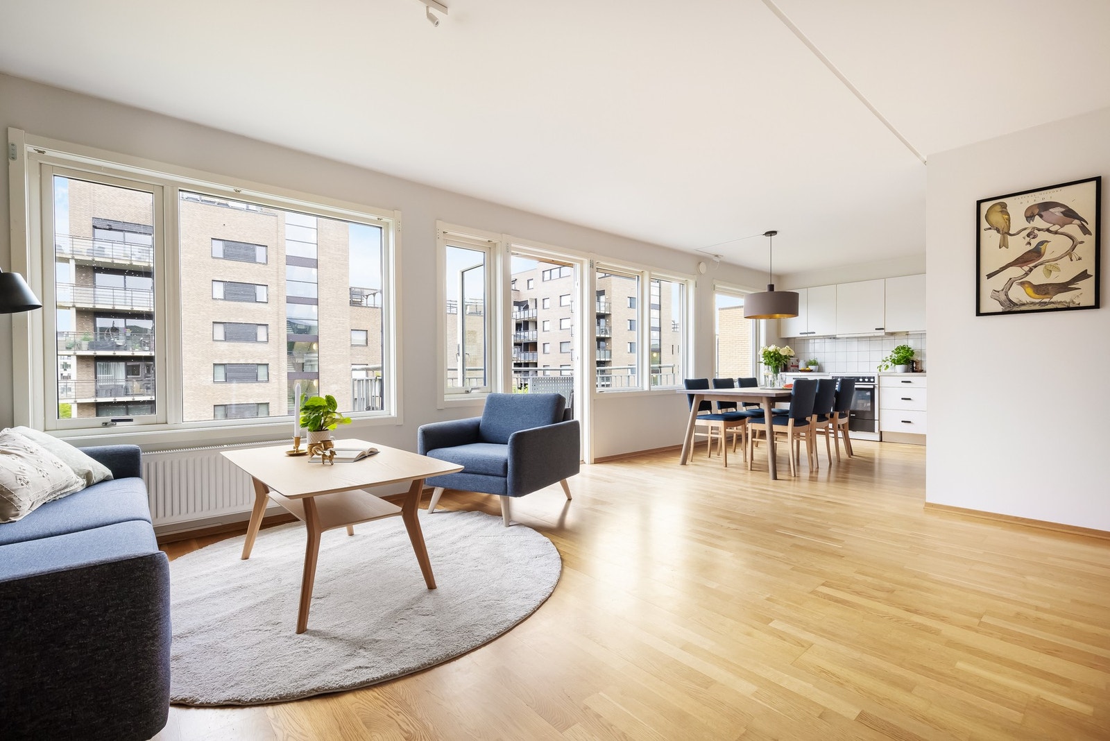 Her får du en god planløsning med en innbydende entré, stue- og kjøkken i en åpen løsning, tre soverom av god størrelse, flislagt baderom og en praktisk innvendig bod. Galleribilde