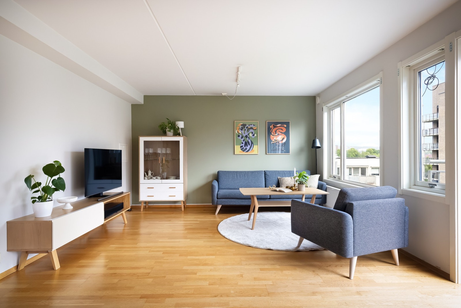 Her er det god plass til sofagruppe med tilhørende møblement. Galleribilde