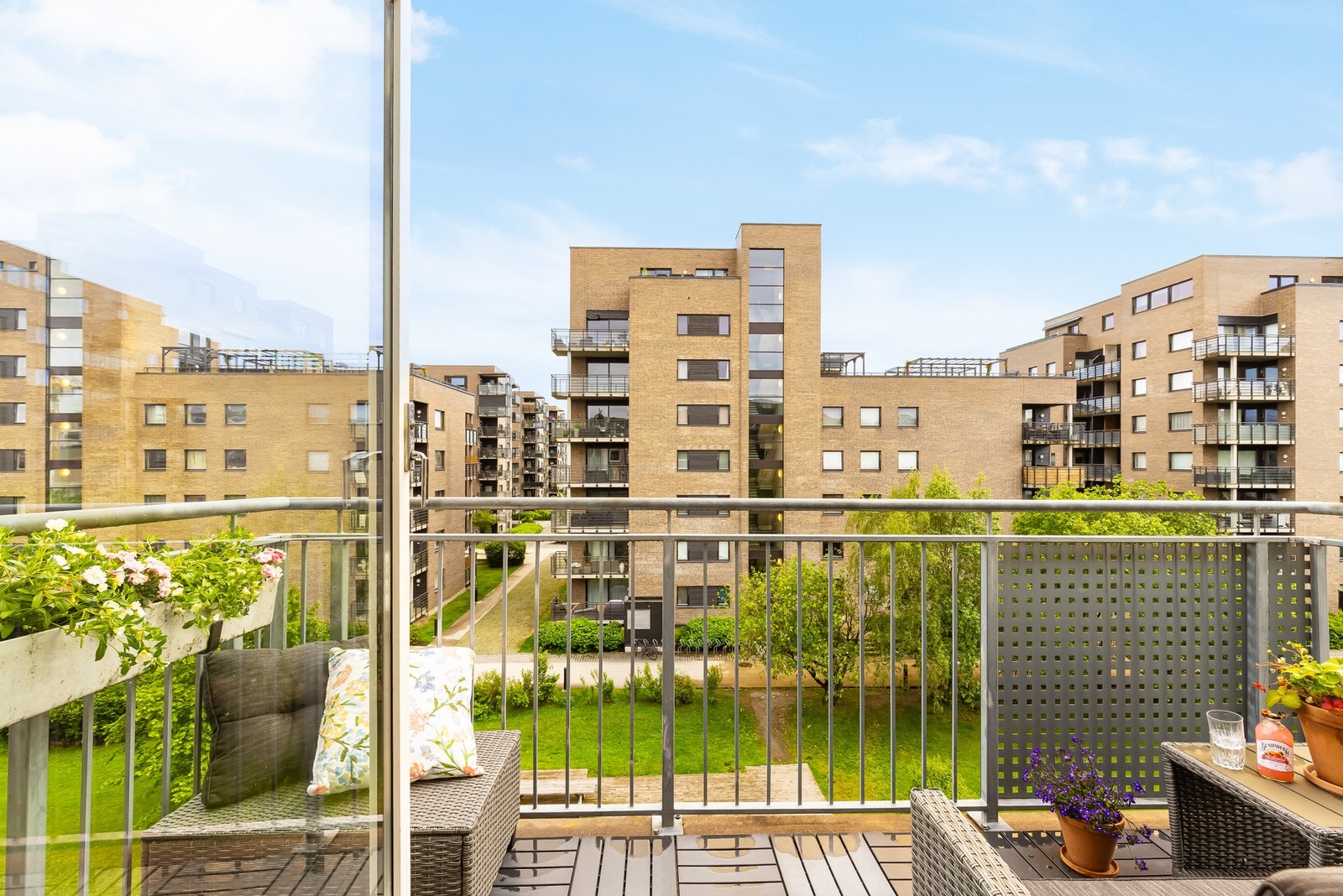 Hyggelig utsyn mot frodige fellesområder. Galleribilde