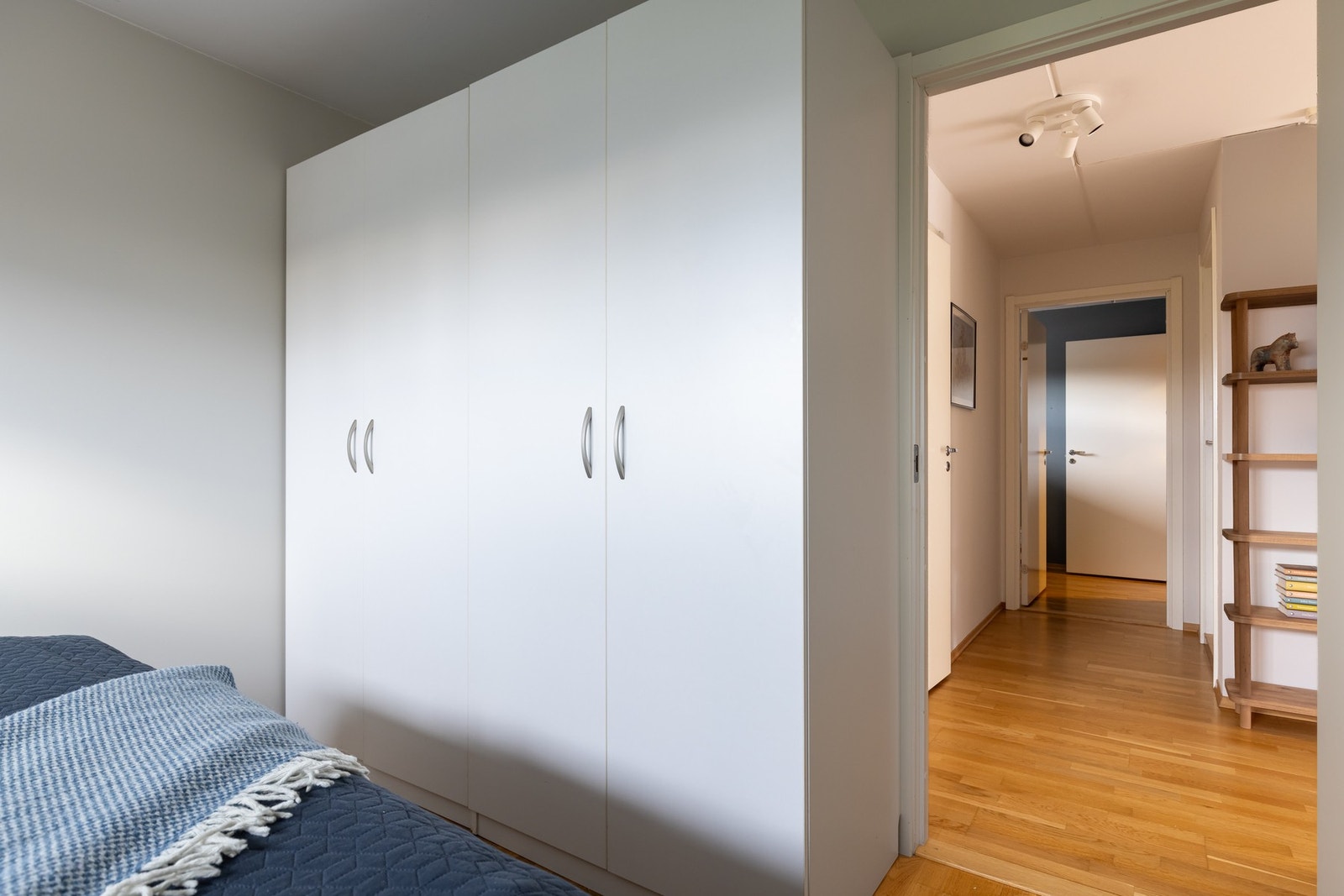 Hovedsoverommet er av god størrelse og har plass til dobbeltseng, tilhørende nattbord på hver side og romslig garderobeløsning. Galleribilde