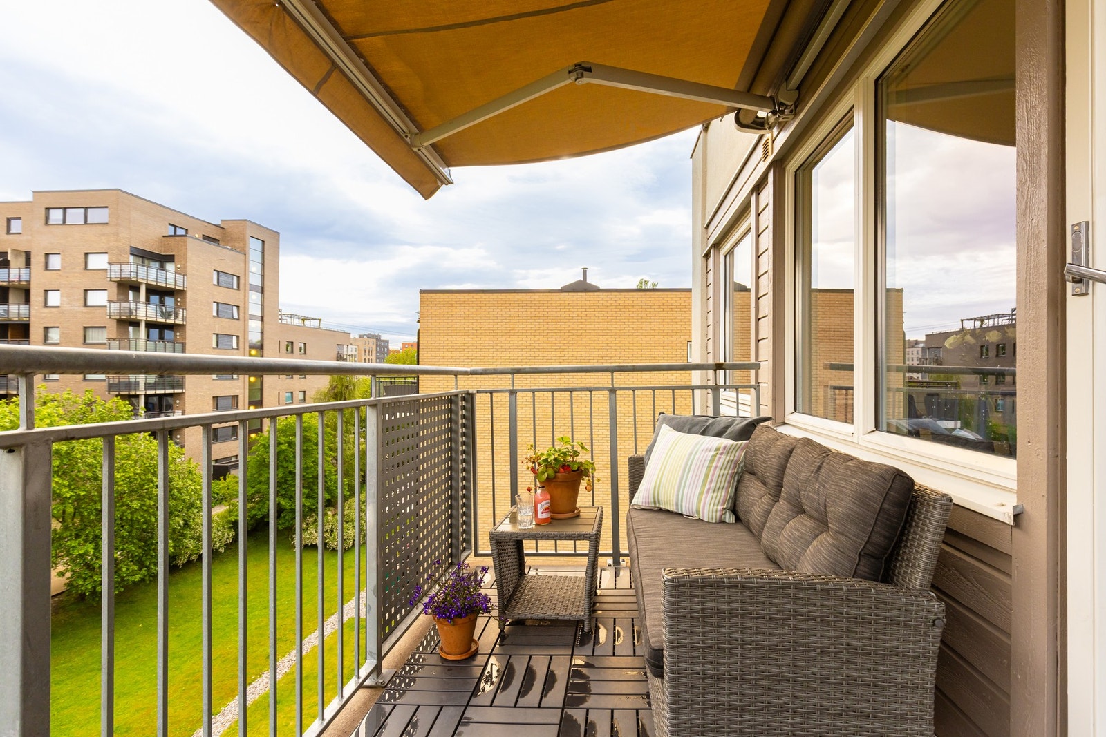 Balkongen er utstyrt med elektrisk markise, et perfekt sted og tilbringe varme sommerdager og sene kvelder. Galleribilde