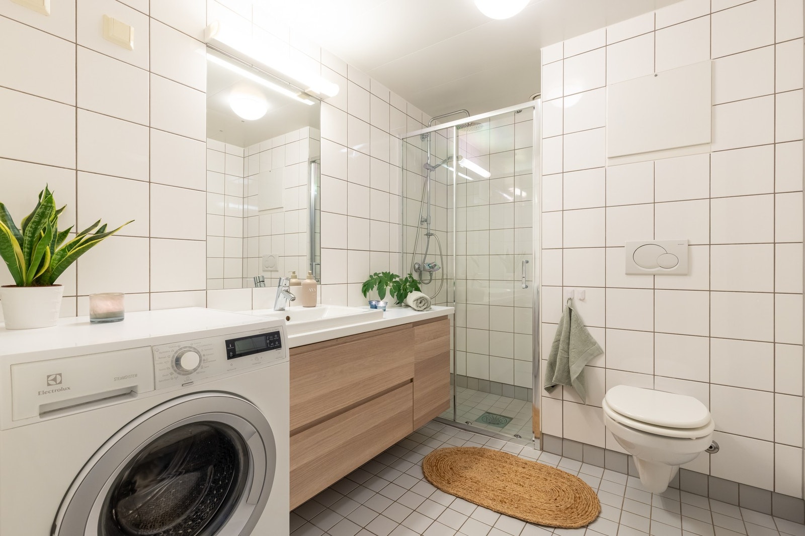 På badet er det vegghengt servant med oppbevaring, speil og belysning. Galleribilde