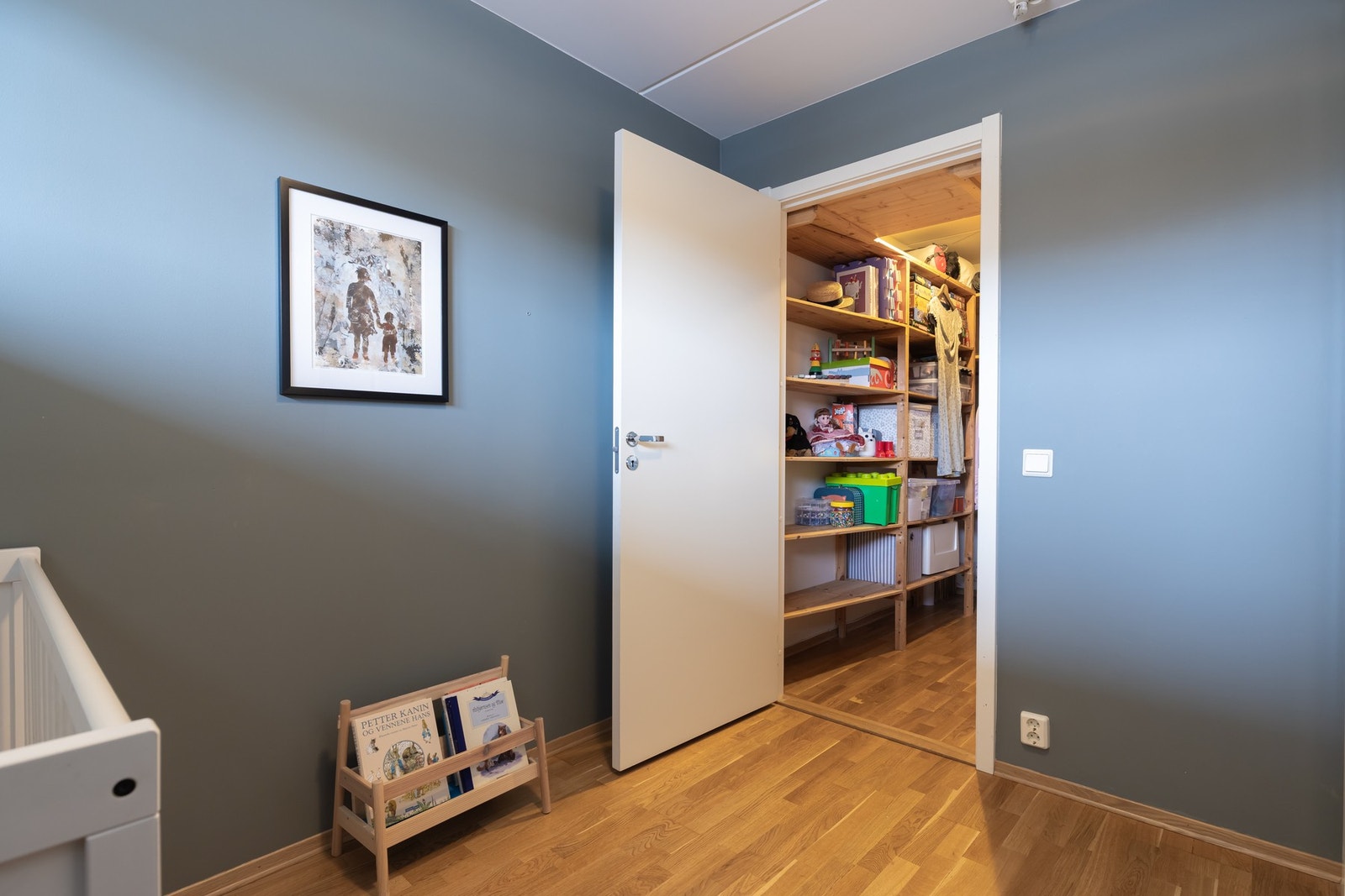 Det er adkomst fra det tredje soverommet til leilighetens innvendige bod/walk-in. Galleribilde