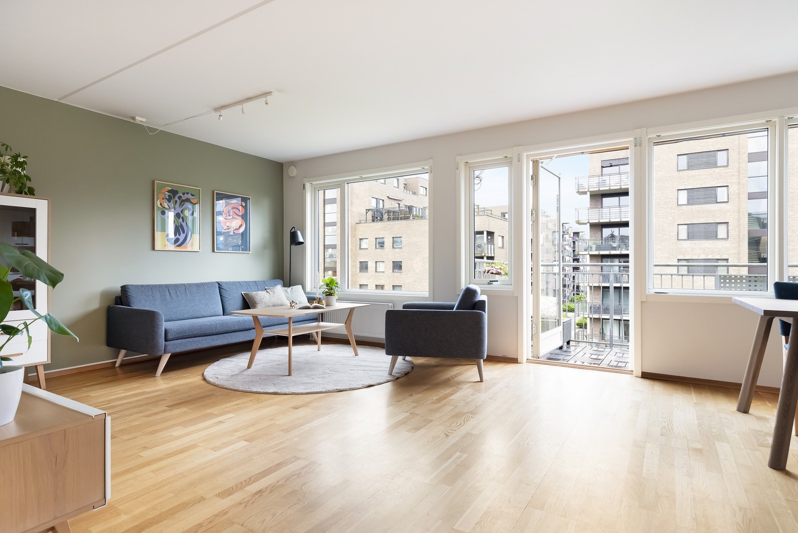 Stuen og kjøkkenet ligger i en åpen løsning noe som gir et sosialt allrom! Galleribilde