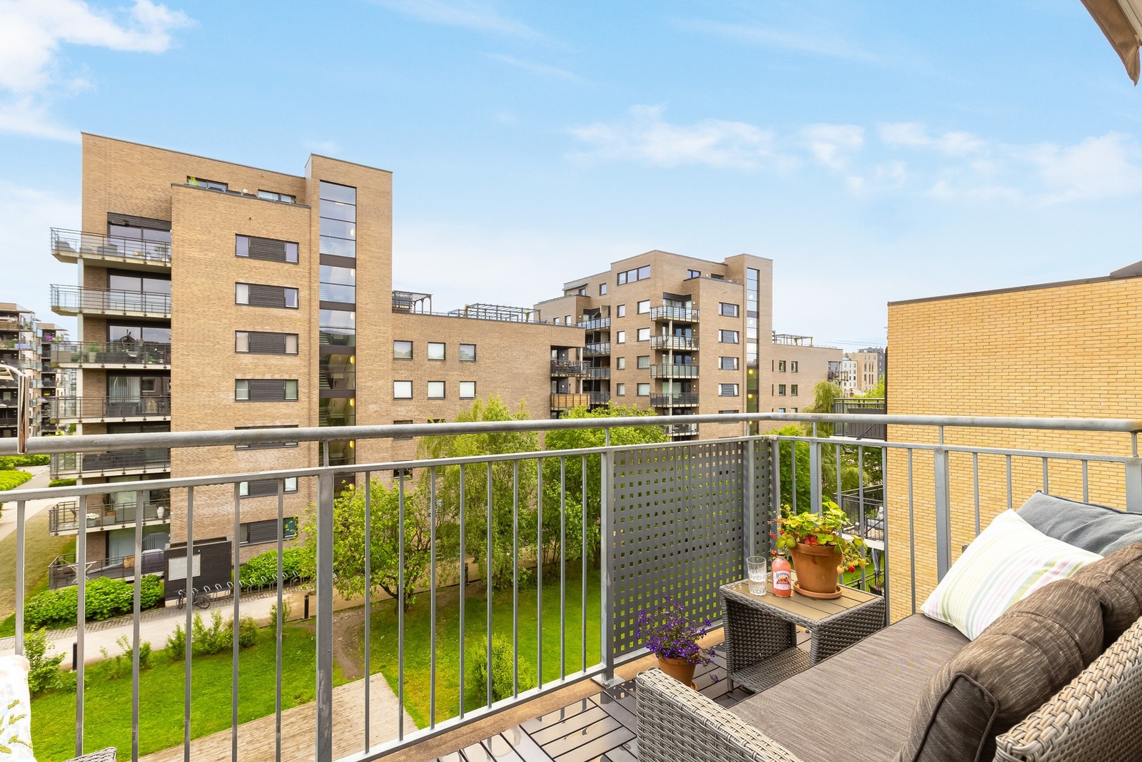 Boligen ligger høyt og usjenert til i 5. etasje med en sydvendt balkong på 6 kvm. Galleribilde