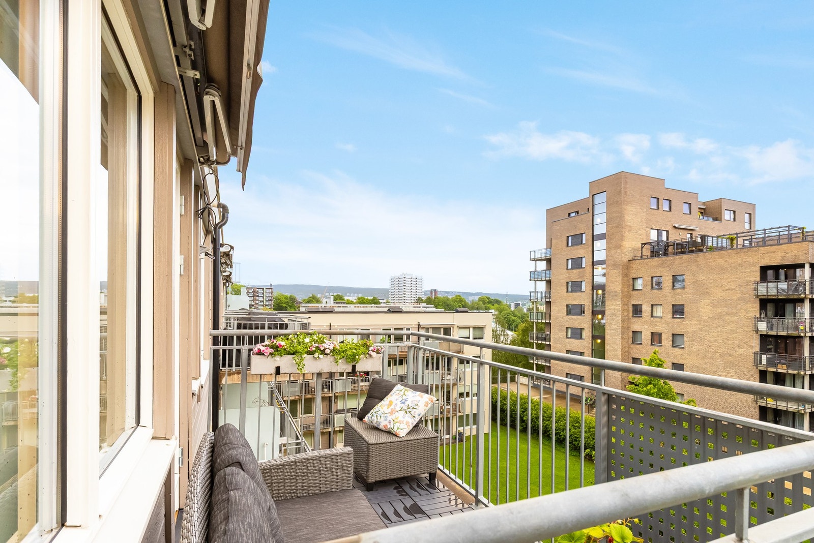 Dette er en attraktiv 4-roms andelsleilighet på Økern/Løren, beliggende i et attraktivt, stille og rolig område. Galleribilde