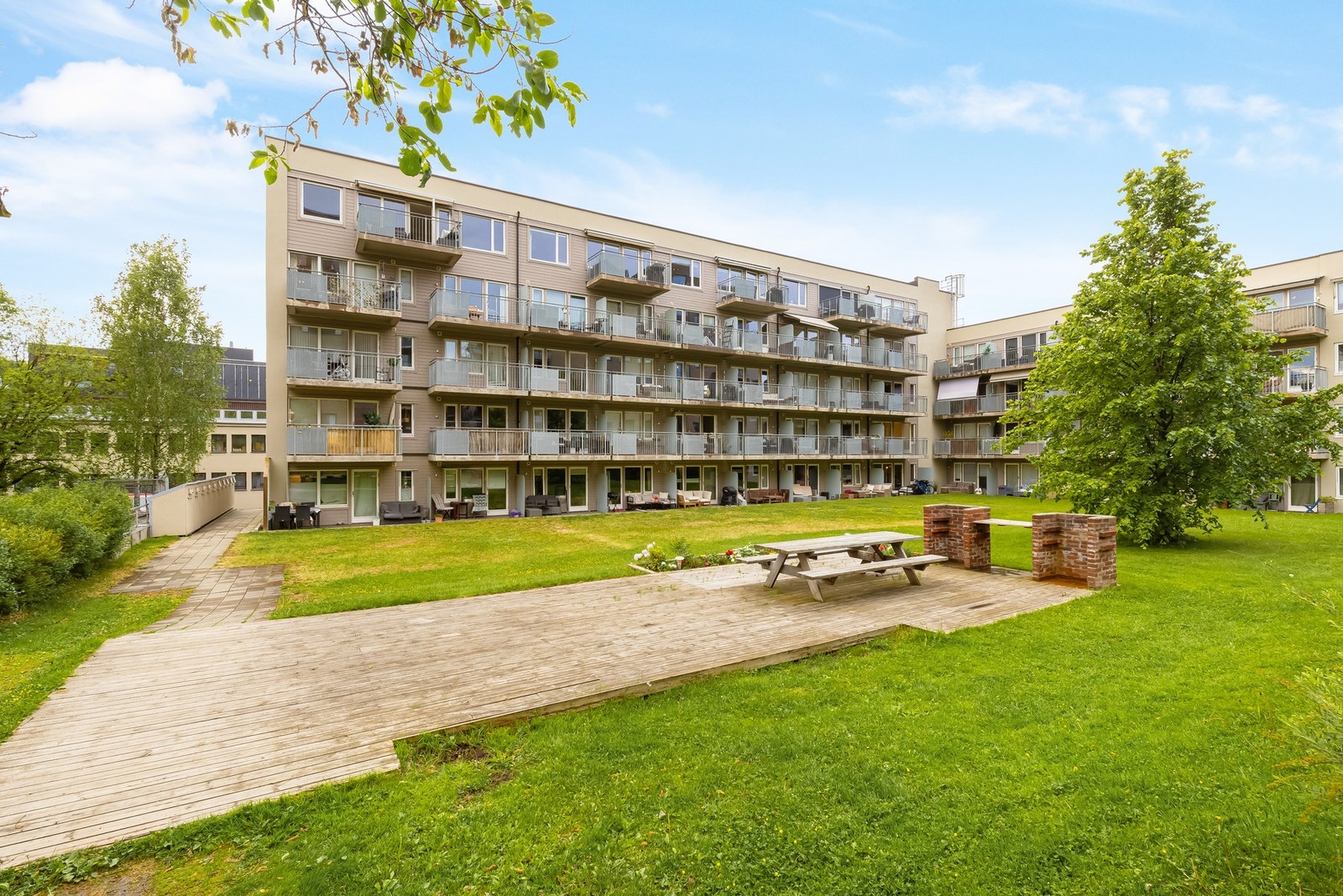 Fasade med flott opparbeidet fellesareal. Galleribilde