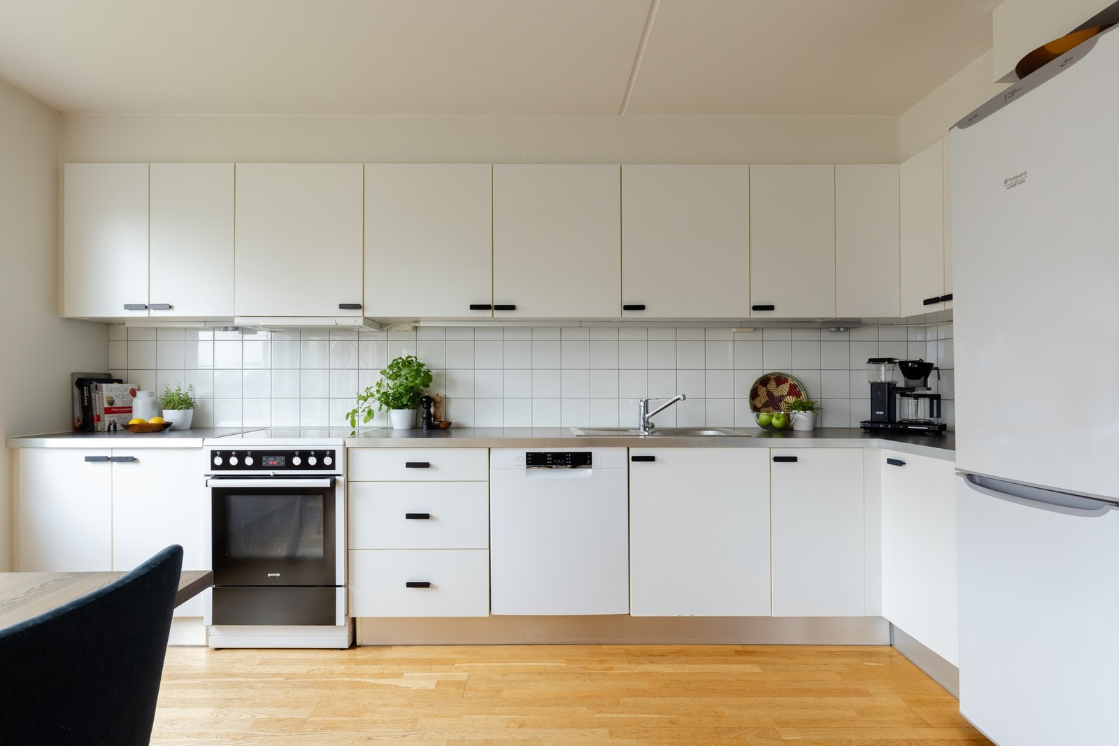 Av hvitevarer er det komfyr med platetopp, kjøleskap med frysedel og oppvaskmaskin - disse medfølger ved salg. Galleribilde