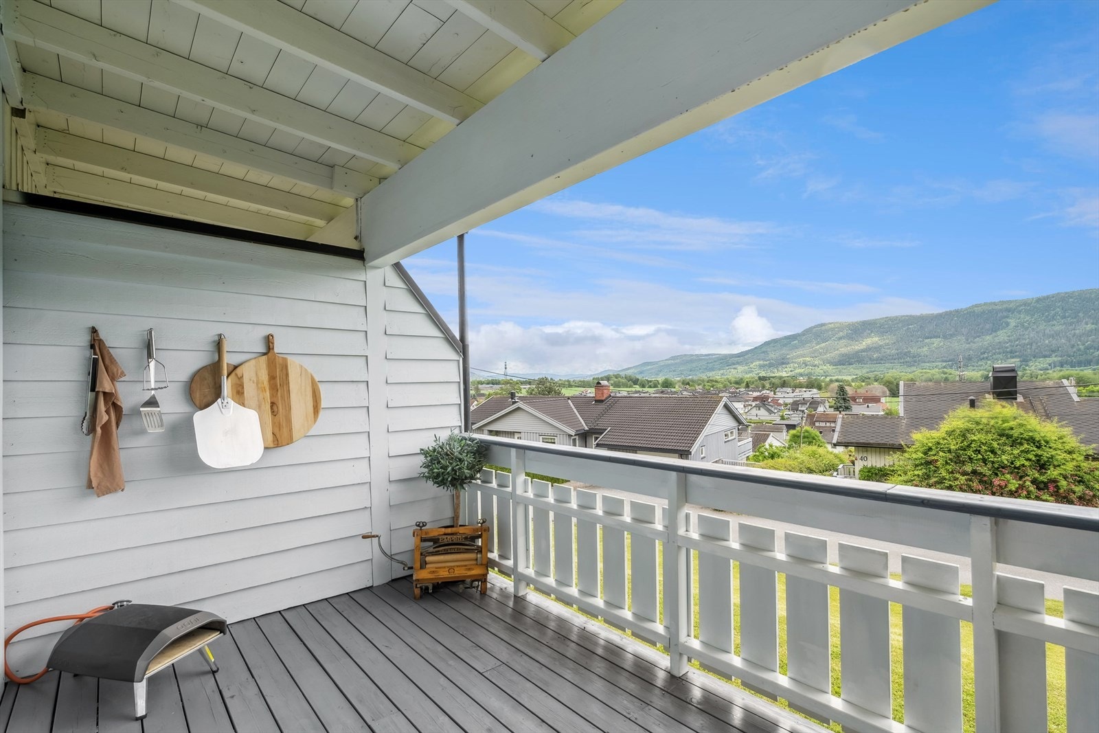 Eiendommen har en fin beliggenhet i et rolig, attraktivt og barnevennlig boligområde. Galleribilde