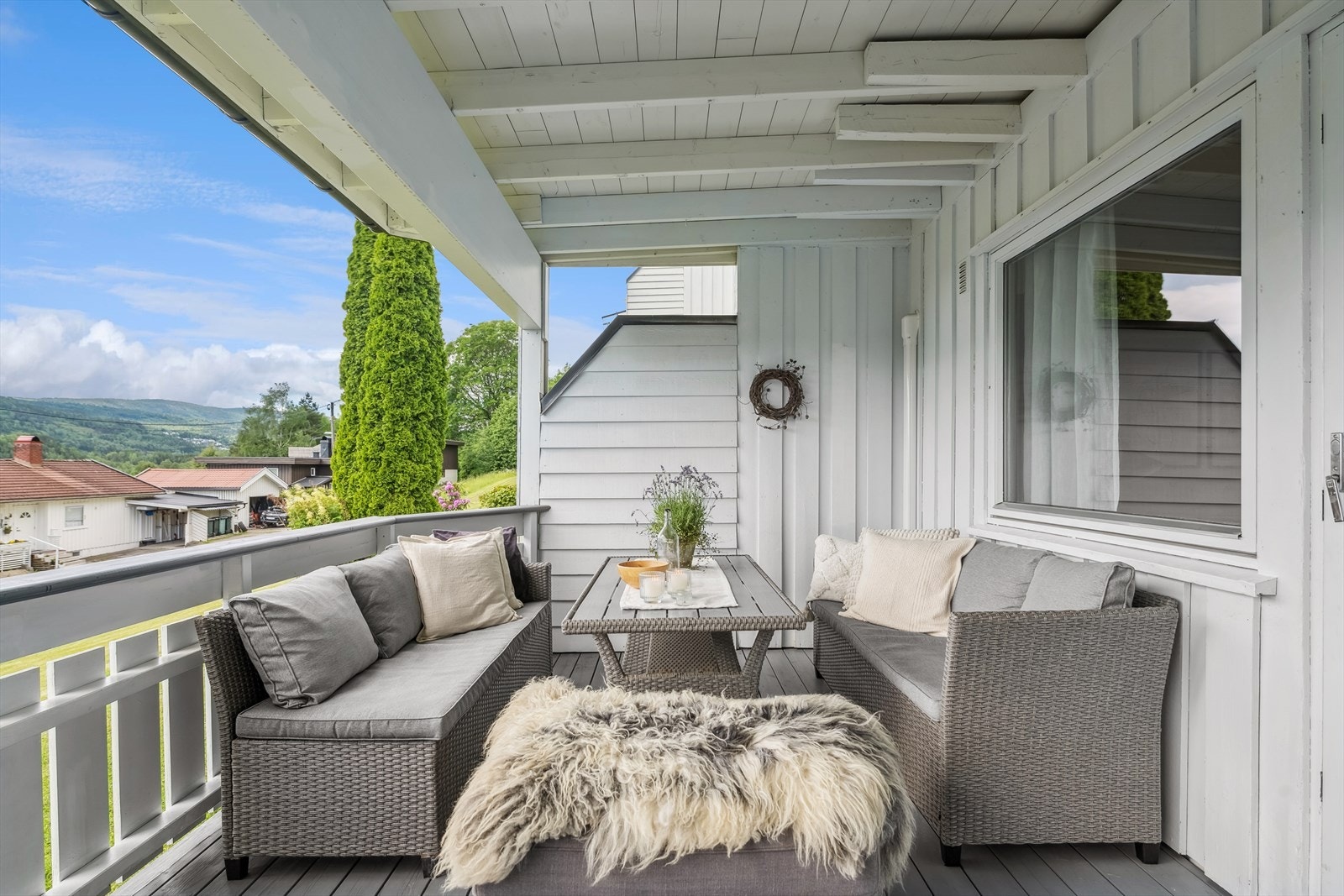 Fra stuen er det adkomst ut til husets romslige overbygde terrasse Galleribilde