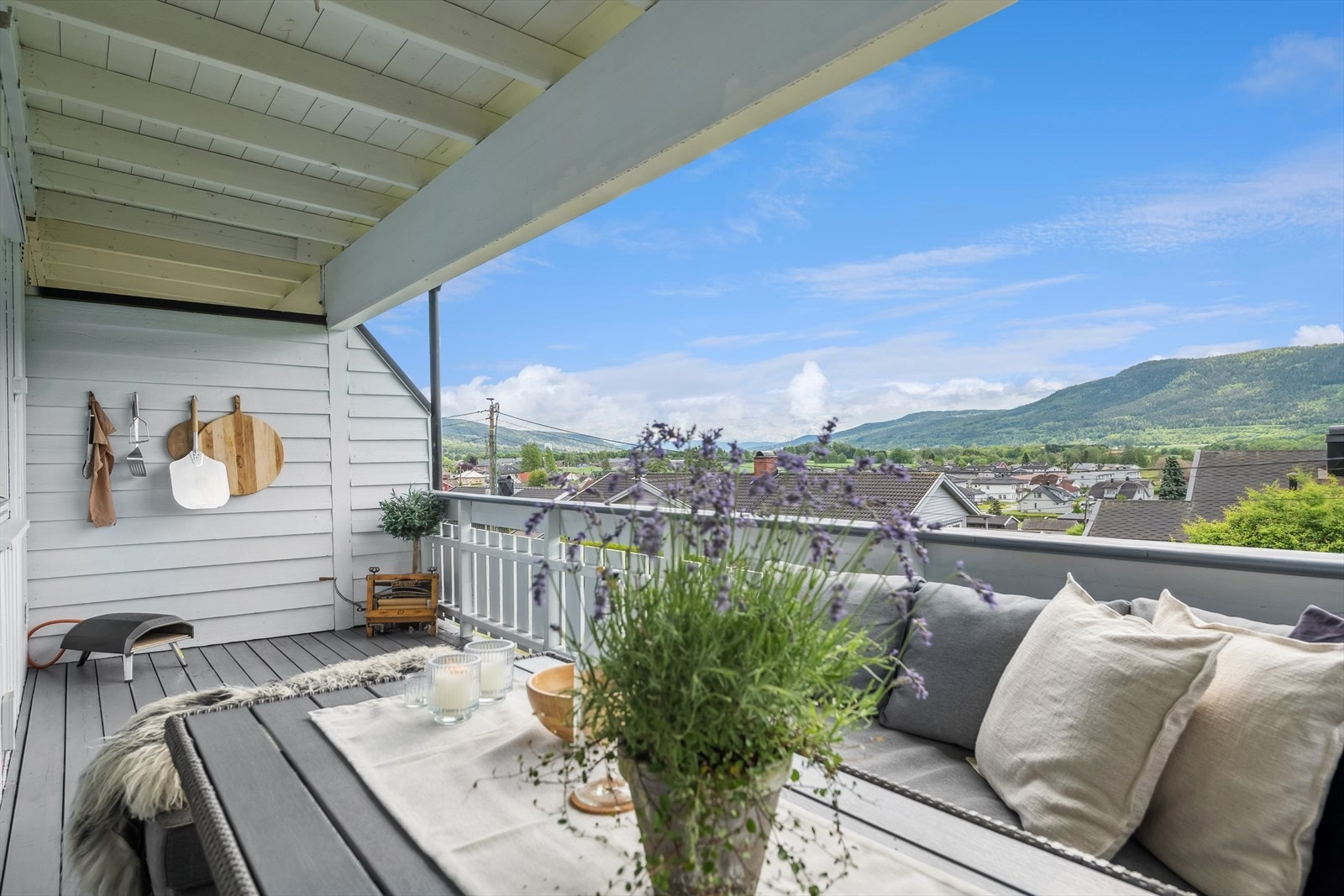 Terrassen fra stuen er på behagelige 15kvm, som gir god plass til sosiale sammenkomster Galleribilde