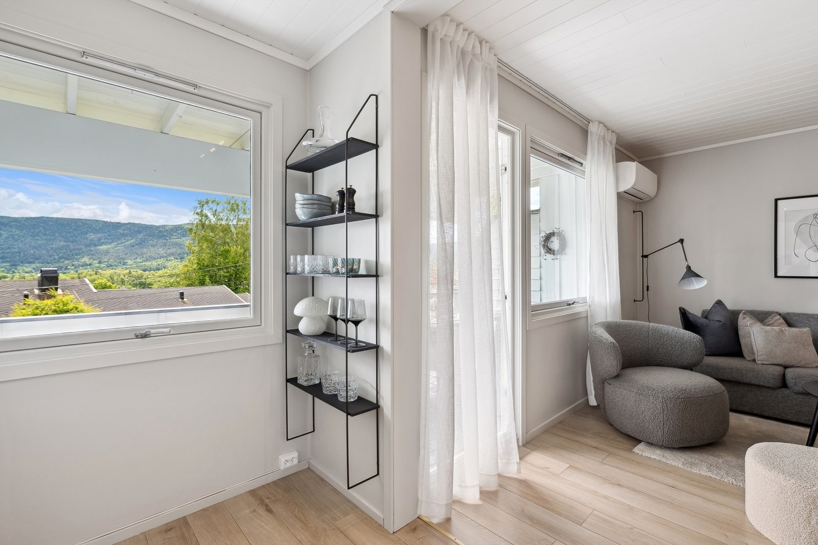 Store vindusflater som gir godt med naturlig lys. Galleribilde