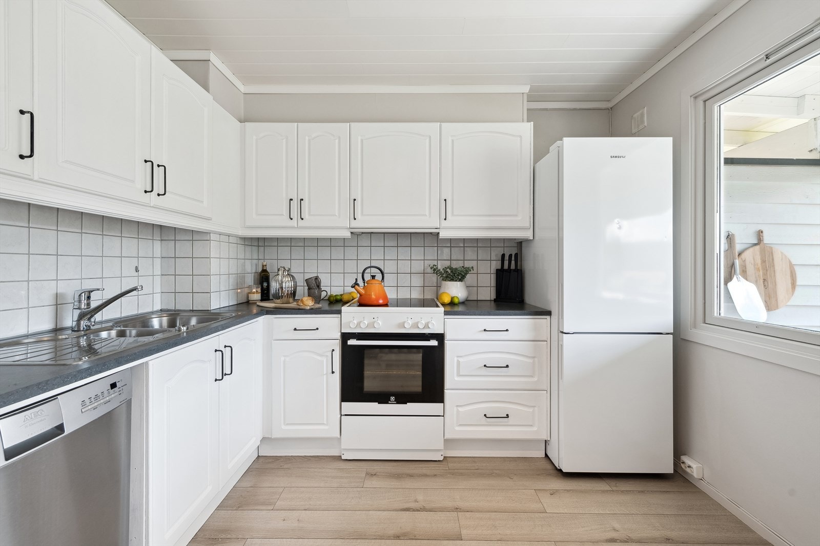 Kjøkkenet fremstår som svært innbydende med gode arbeidsflater, og mye skap- og benkplass. Galleribilde