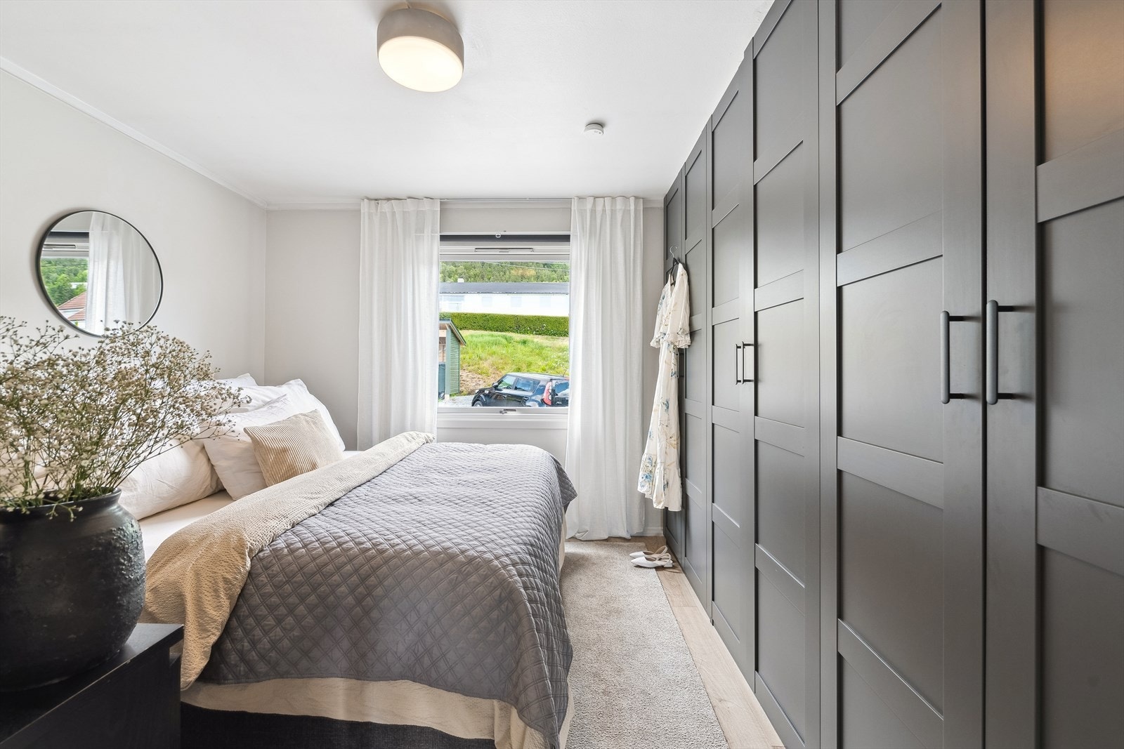 Meget god garderobeløsning med mye oppbevaringsplass. Galleribilde