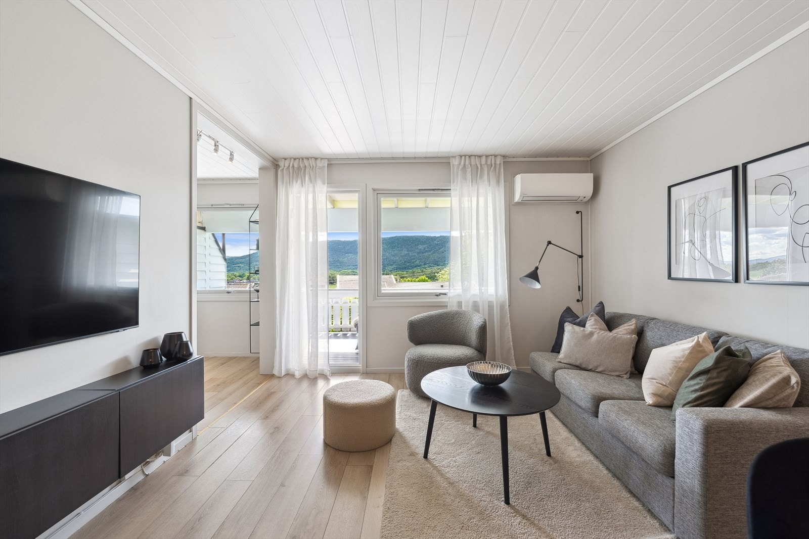 Lys og romslig stue med god plass til møblering og utgang til balkong. Galleribilde