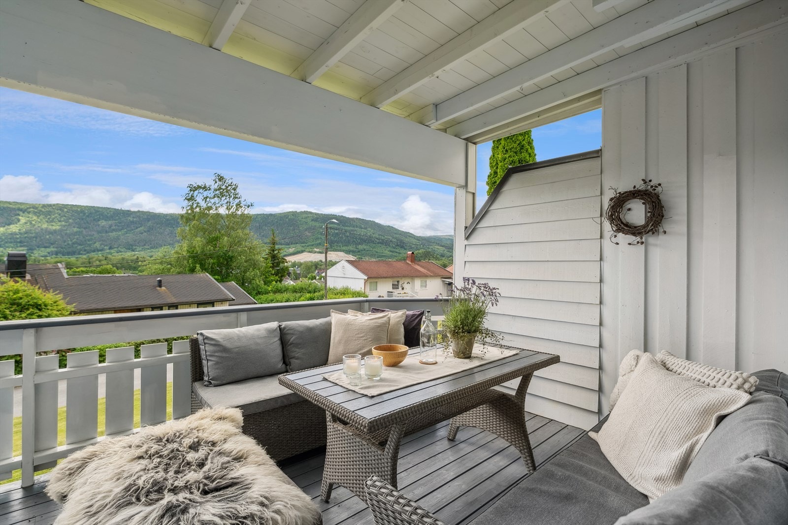 Romslig og solrik terrasse med god plass for utemøbler Galleribilde