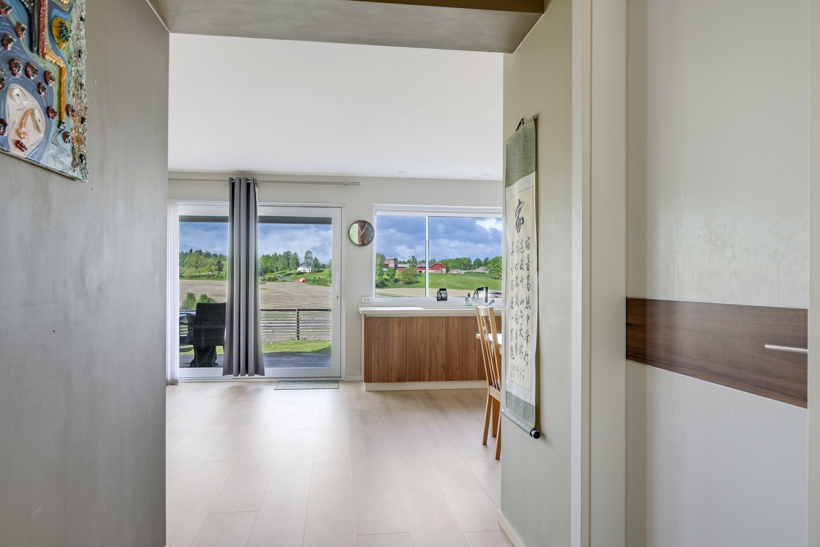 Downlights/spotter i taket sørger for en behagelig belysning når solen er nede. Galleribilde