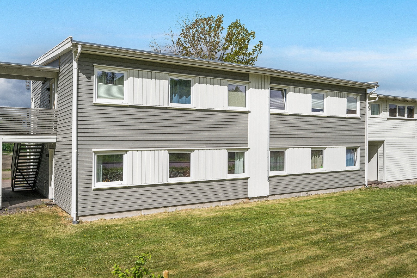 Leiligheten ligger i 1. etasje i en 4-mannsbolig som er en del av et sameie bestående av 18 boligseksjoner og 2 garasjeseksjoner. Galleribilde