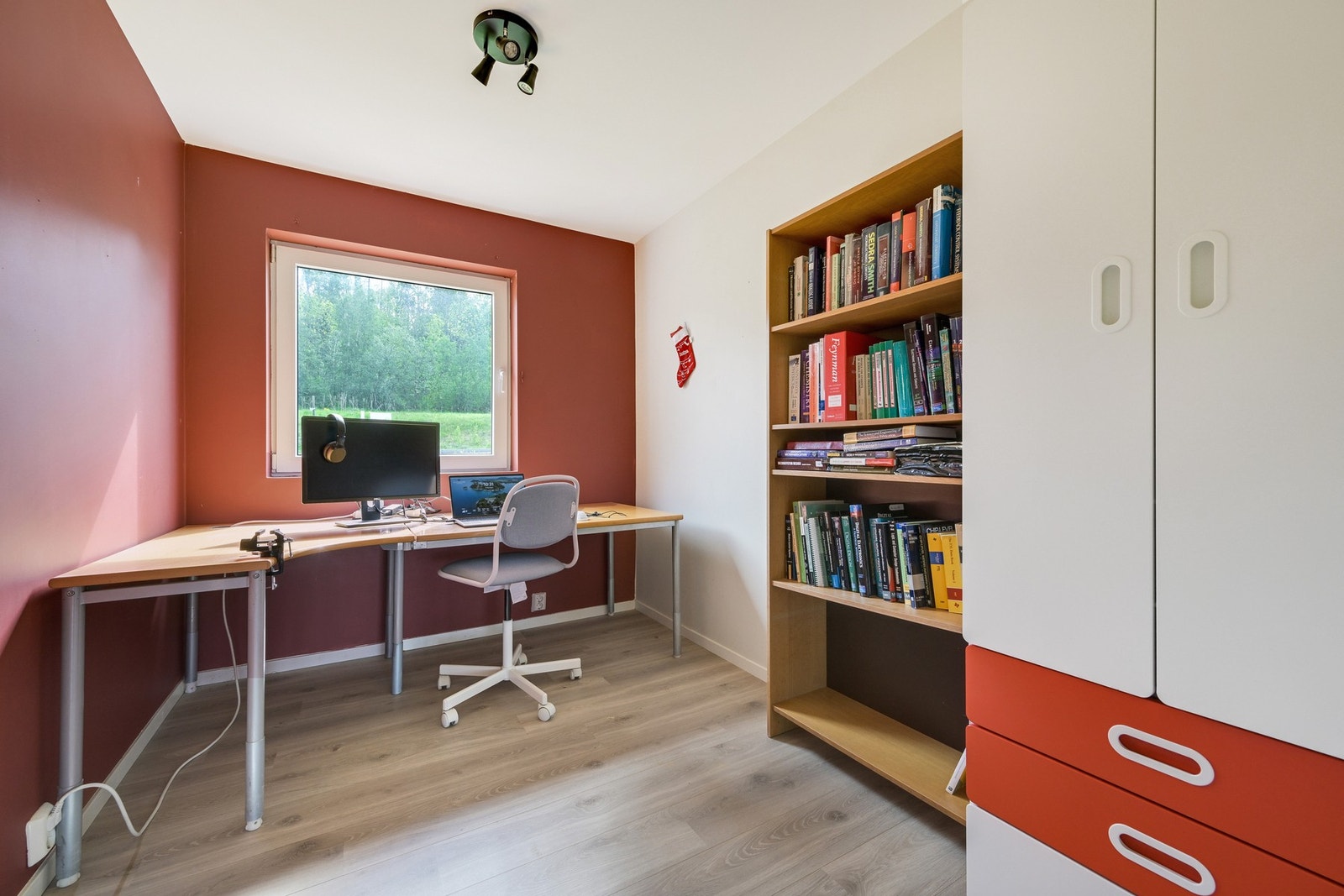 Soverom nr. 2 er et ypperlig rom for spill, lek og moro, men ingenting står i veien for å bytte ut skrivebord med en seng. Galleribilde