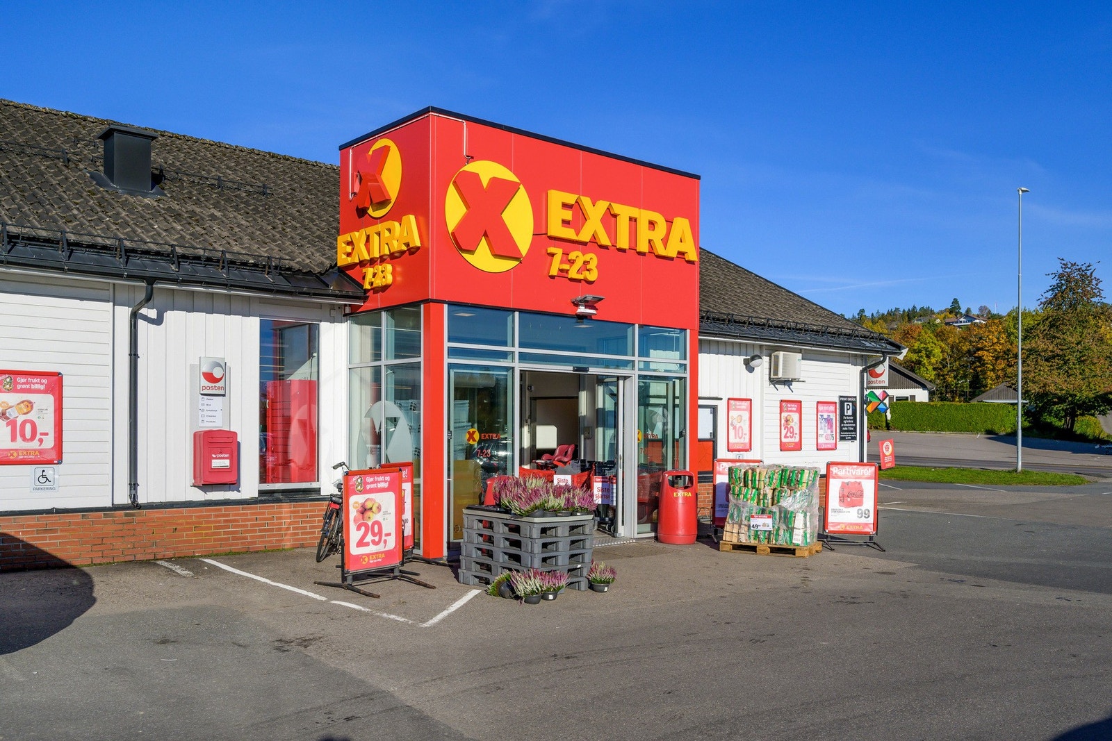 2 minutter med bil til Coop extra og post i butikk. Galleribilde