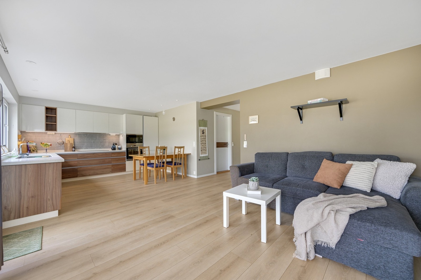 Pen en-stavs parkett på gulvet. Veggene er malt i lyse og tidsriktige farger. Dette er et luftig rom med plass til hele familien. Elektrisk gulvvarme sørger for en lun og fin temperatur om vinteren. Galleribilde