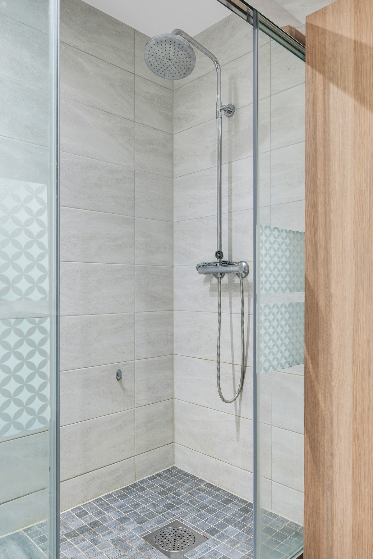 Klosettet er vegghengt og badegulvet er dermed enkelt å holde rent. Galleribilde