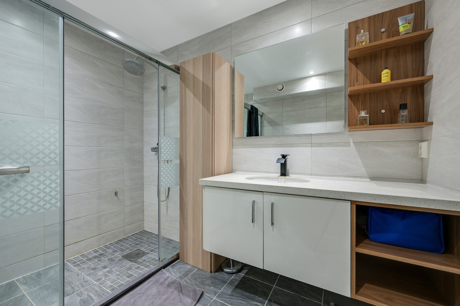 Innredningen består av et høyskap, et underskap med servant, et vegghengt speil og veggghengt hylle. Her har man nok av oppbevaringmuligheter. Galleribilde