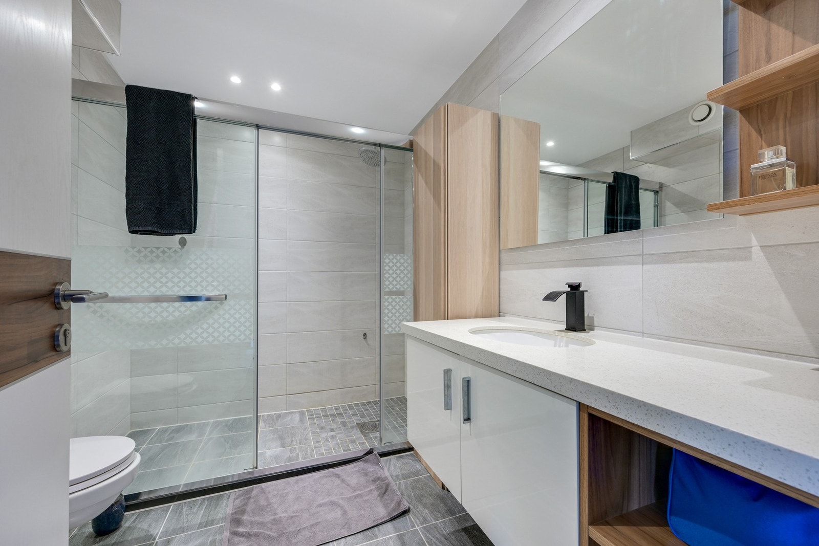 Pent og stort baderom med alt man trenger. Her er det stort dusjhjørne med skyvedører av glass. Galleribilde