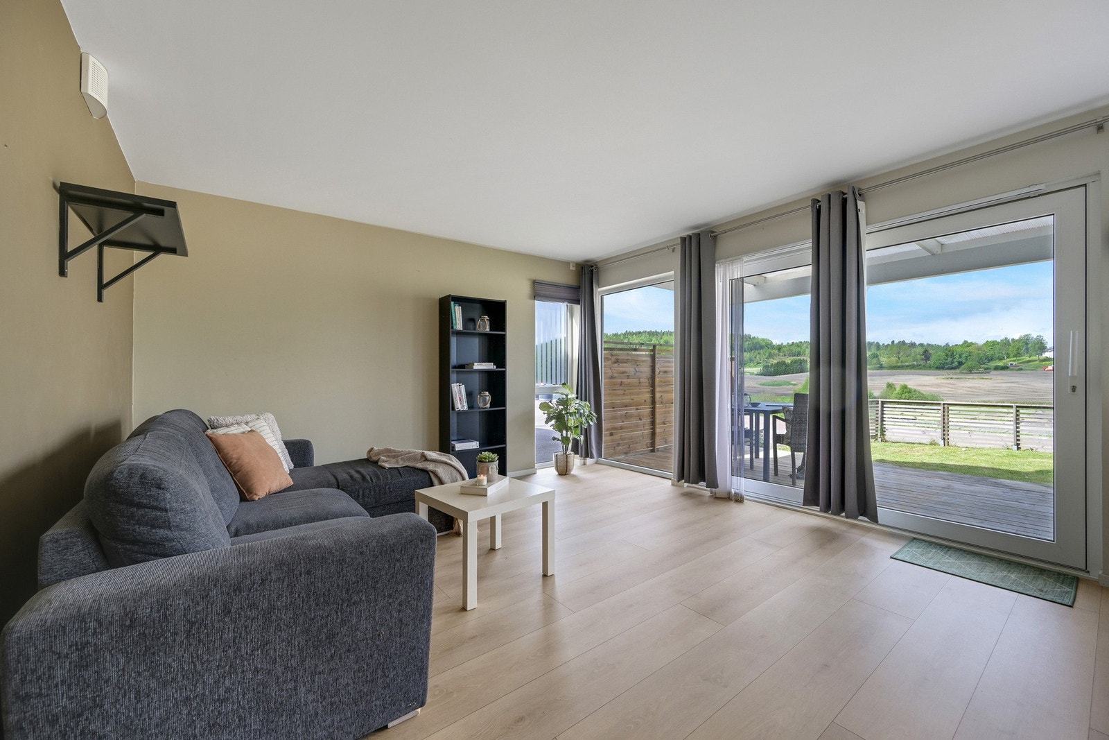 Boligens lyse stue er et fint sted for avslapning og sosiale sammenkomster. Her kan man nyte utsikten over de landlige omgivelsene. Galleribilde