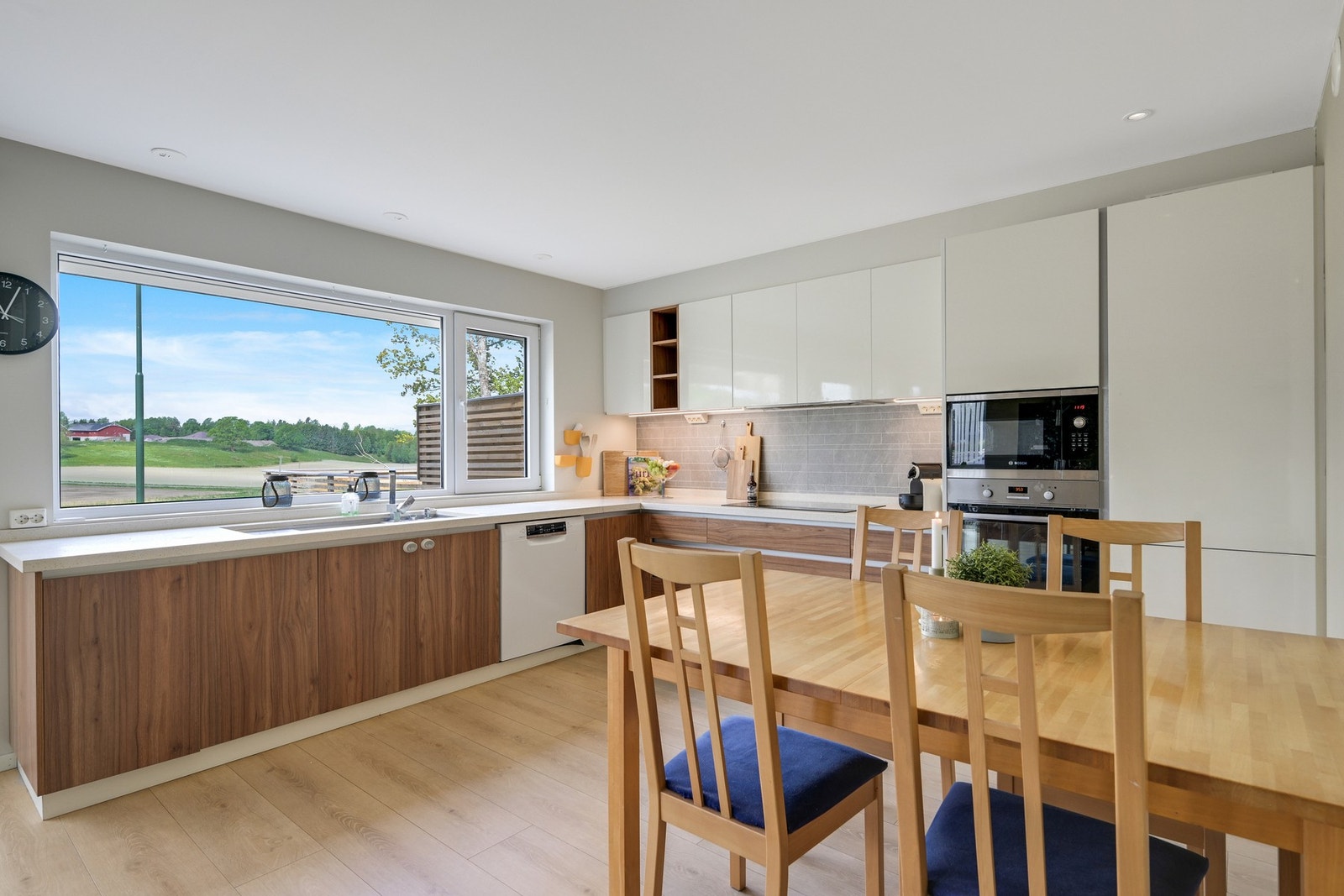 Kokken har nok av arbeidsplass å benytte for matlagingen. Galleribilde