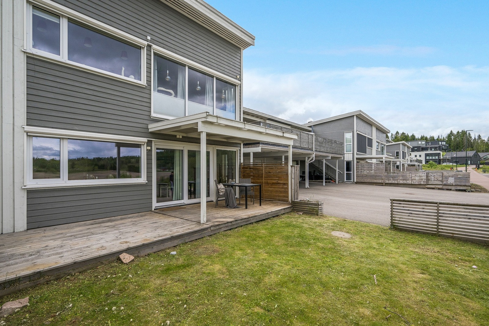 Hyggelig uteområde med plass til lek og moro for de minste. Galleribilde