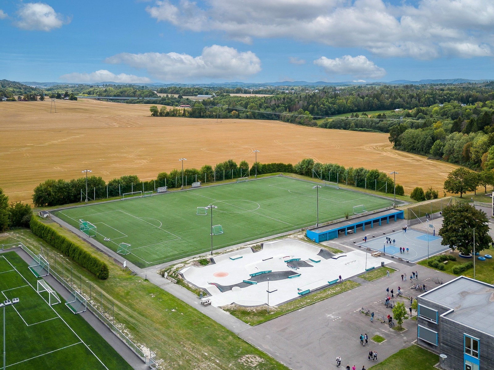 Det er hyppige bussavganger, og dersom man kjører med bil tar det ca. 6 minutter til Holmestrand VGS og ungdomsskolen. Galleribilde