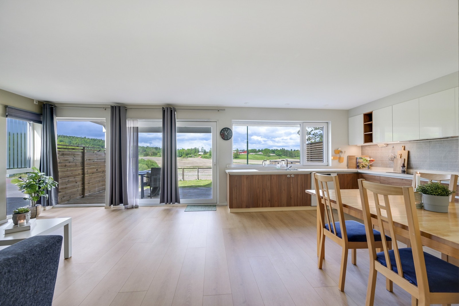 Stuen er i åpen løsning med kjøkkenet. Her kan man enkelt innrede med et spisestuebord midt i mellom stuen og kjøkkenet. Galleribilde